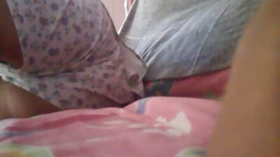彼女の繊細な猫をなめるソファの舌のオーラルセックス前戯 女性 の ため の エロ 動画