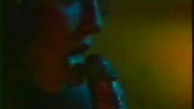 マッキントッシュの下でランジェリーを点滅させる燃えるような赤い頭の露出症の人 silklabo 動画